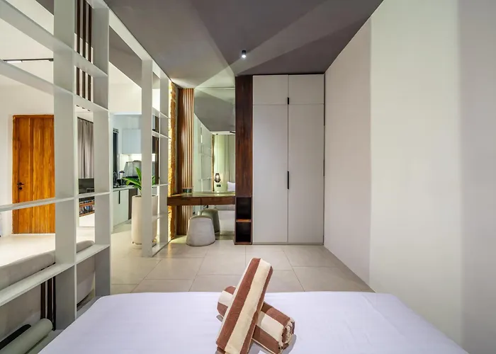 アパートホテル Sebelas By Evdekimi - Modern With Pool Near Dining & Shops 3*